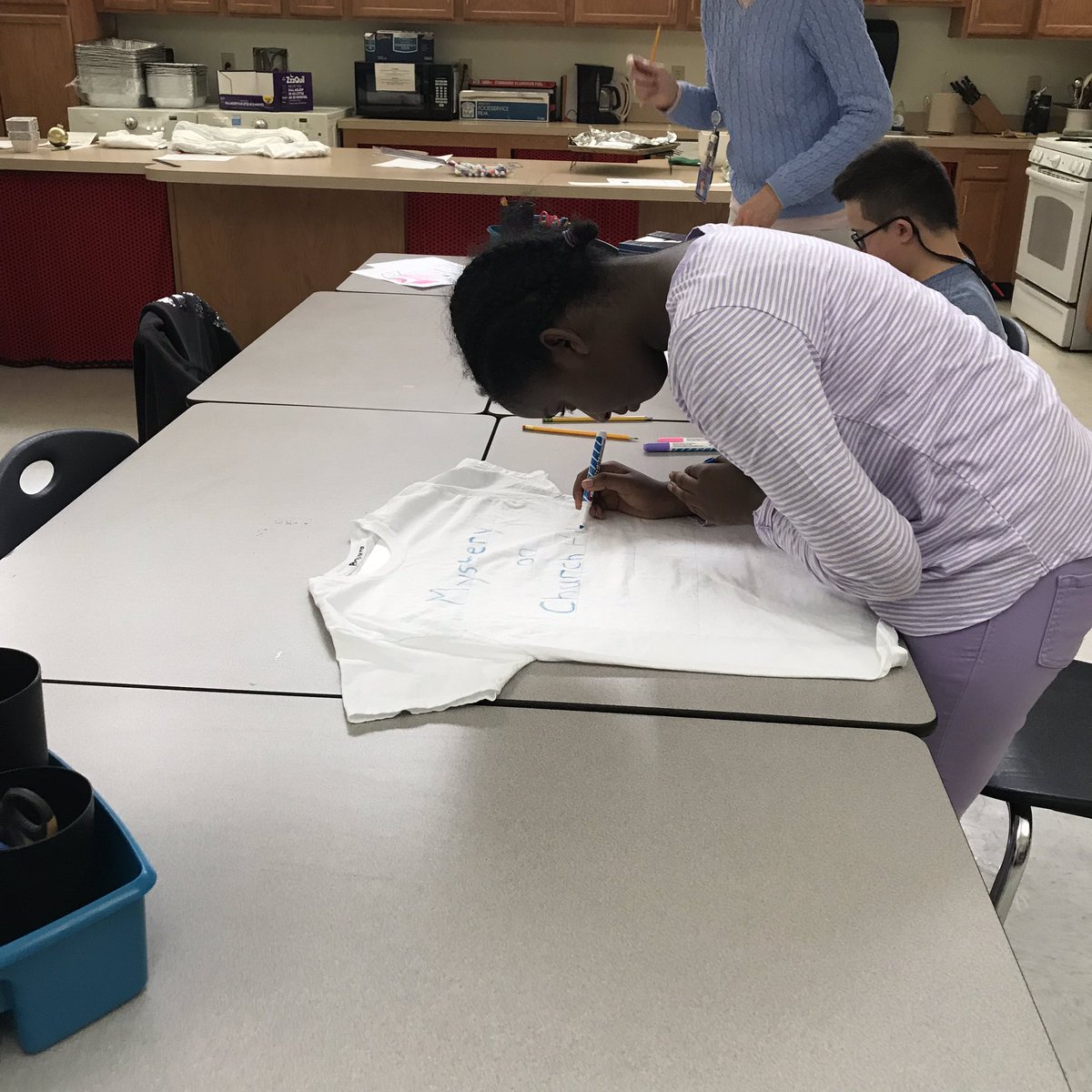 MrsHamilton_RMS's tweet photo. The kids really enjoyed Mystery on Church Hill by @stevenksmith1.  These #RobioUS Raiders are working on their t-shirt book reports. #oneCCPS #mightyknightslovetoread https://t.co/FNzfg7bCQ9