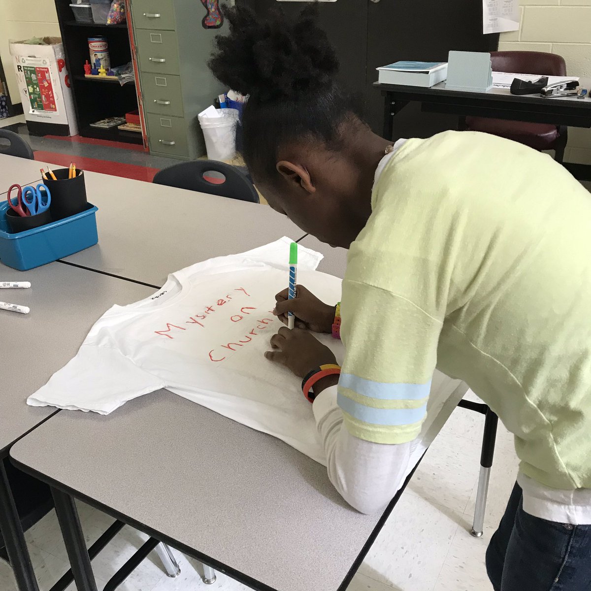 MrsHamilton_RMS's tweet photo. The kids really enjoyed Mystery on Church Hill by @stevenksmith1.  These #RobioUS Raiders are working on their t-shirt book reports. #oneCCPS #mightyknightslovetoread https://t.co/FNzfg7bCQ9