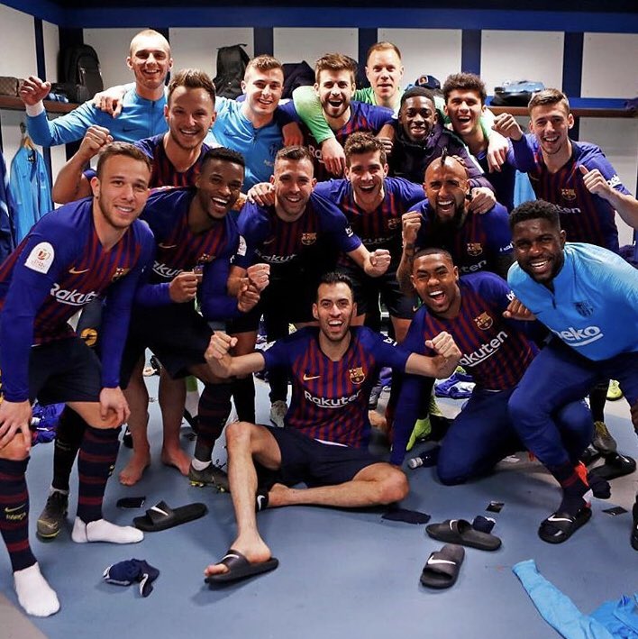 AdesolaScience's tweet photo. On a cru en vous ce soir,on continuera de croire en vous toute la vie peut importe ce qui arrivera 🔵🔴❤️⚽️ #busquets5 https://t.co/CEqrVANjHa