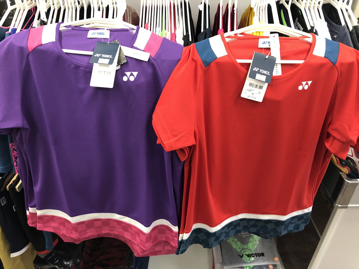 O Xrhsths 運動具屋 Sto Twitter ヨネックスの低価格帯レディースゲームシャツ入荷しました あまり絞りがなく横広に作ってあります シャツの裾の部分がオシャレです 気になる方は運動具屋まで ヨネックス ゲームシャツ レディース 安価 低価格