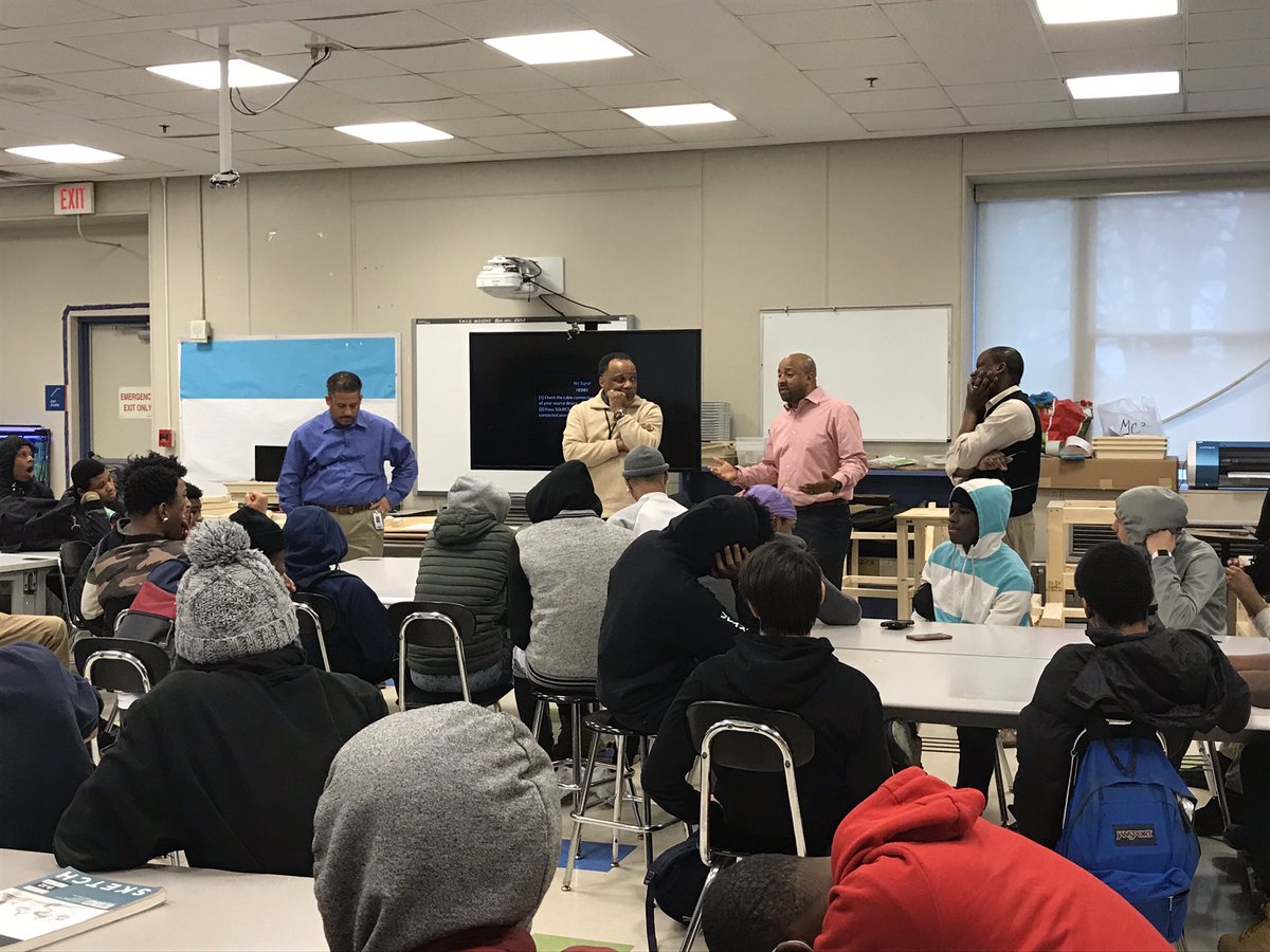 iheartCLEVE's tweet photo. @GELighting #AfricanAmericanForum engaged in #RealTalks with @MC2STEMHigh &amp; @Clevekids today to talk all things #BlackHistoryMonth2109 #AdvancingFutures https://t.co/AlwXpN8JJK