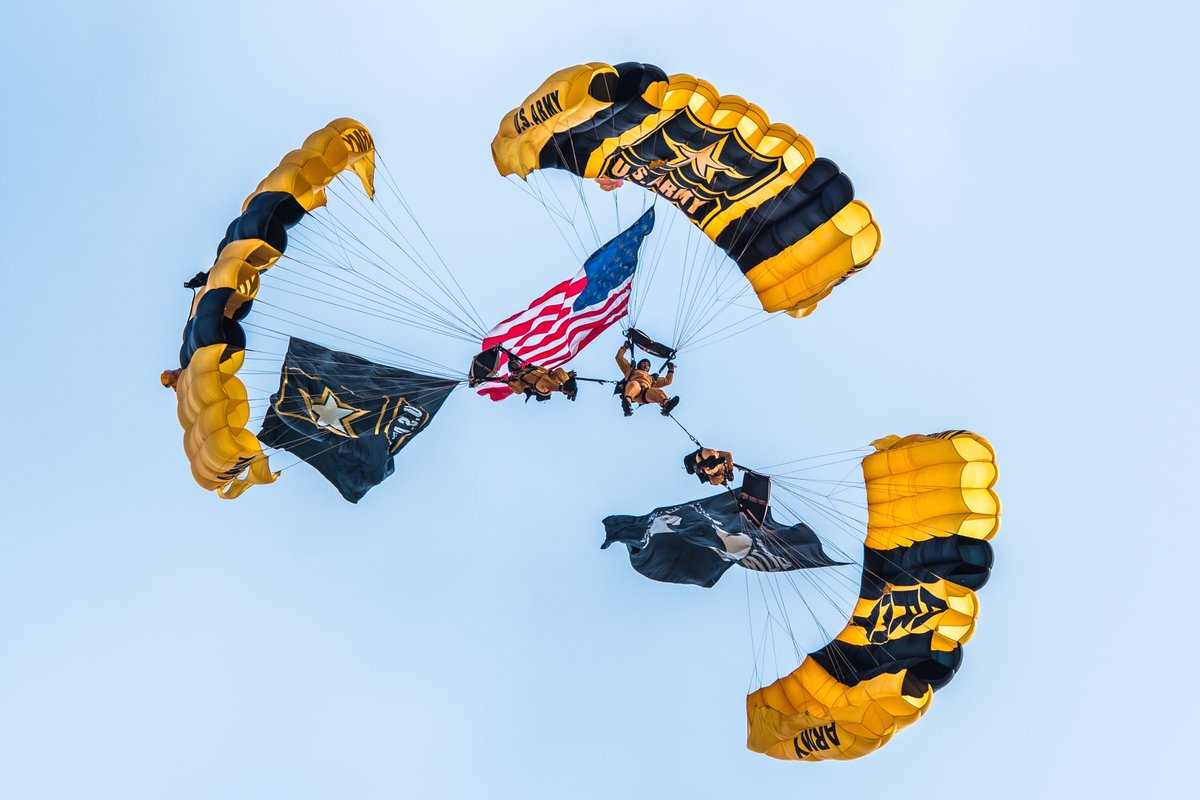 ArmyGK's tweet photo. Train, train, train! But have fun doing it!  
•
#WarriorsWanted #armygoldenknights #parachute #skydiving #homesteadarb
•
@USArmy @USAPTCommander @usarec 
•
US Army photos by SGT Brian Collett https://t.co/grFToMVlnT