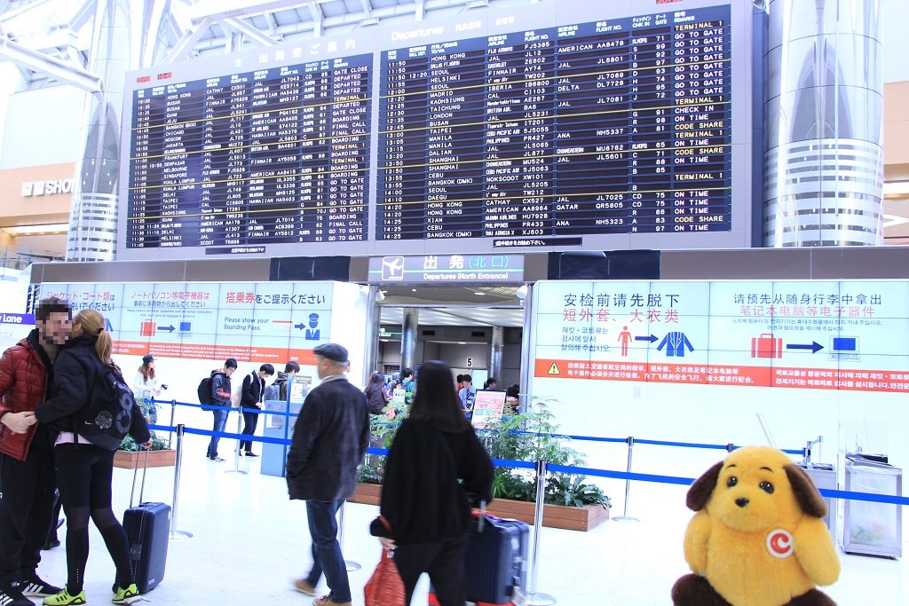 カスタム君 東京税関 海外から成田空港へ ここは植物検疫 くだものをお土産に買ってきても 日本には持ち込めないんだって お米やお花も 海外で検査を受けて証明書をもらっていないと持ち込めないんだ 成田空港 海外旅行 T Co