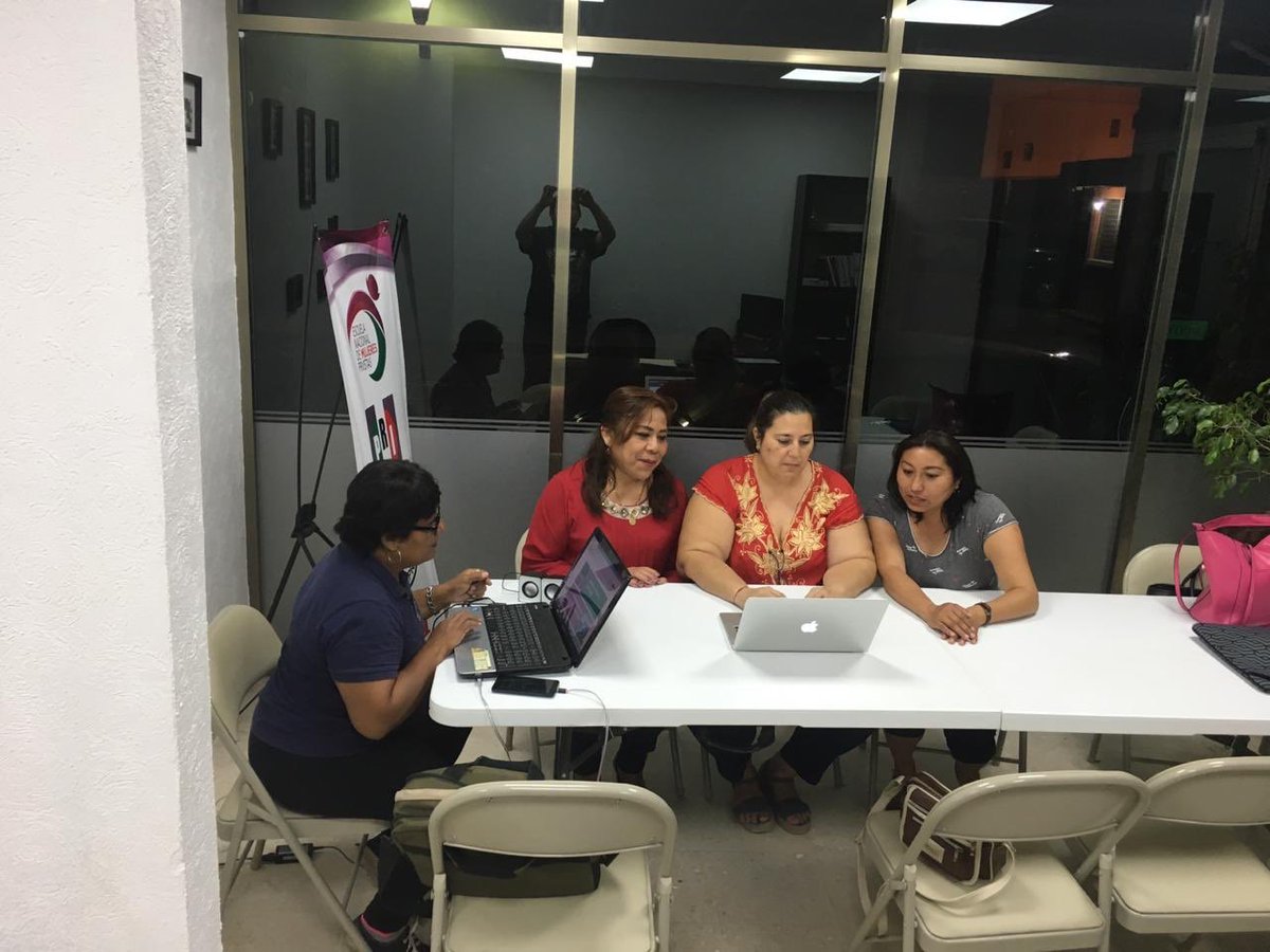 ONMPRICAM's tweet photo. Las alumnas de la #2AGeneracion del #ENMPRICampeche con su #CoordinadoraMunicipal, #LauraGarcíaDomínguez se encuentran trabajando arduamente como parte de las actividades de la #EscuelaMujeresPRI.
#SomosPRI
#LaCausaNosUne
@alitomorenoc https://t.co/6KmMAopYln