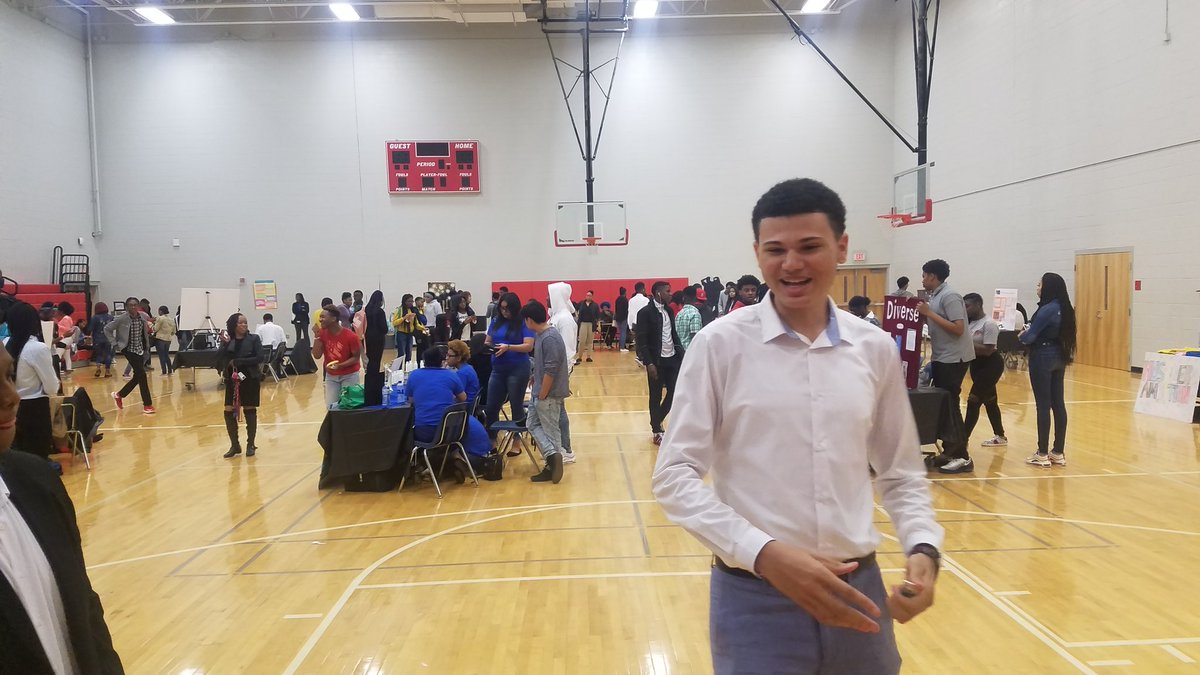 Ms_LMorgan's tweet photo. Thoroughly enjoyed myself at the Pop Up Shop today. The students created businesses and sold their products. Impressive! Shout out to @DawsLady for facilitating this event. @Banneker_HS #BHSLevelUp https://t.co/Td5zy6Y0e6