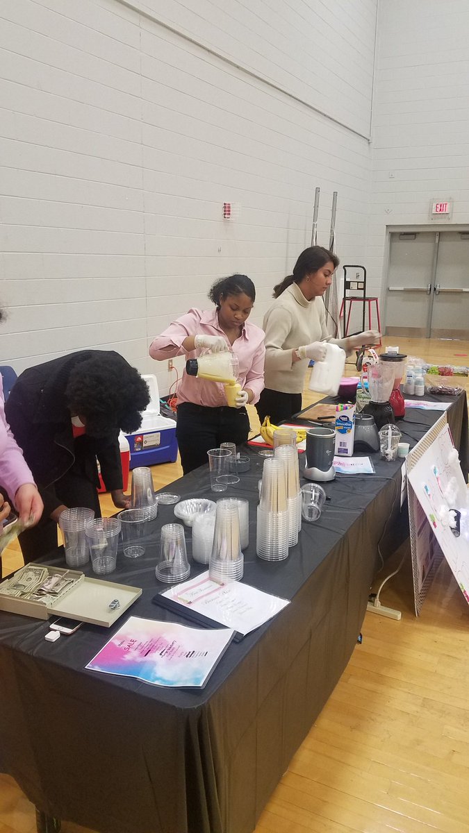 Ms_LMorgan's tweet photo. Thoroughly enjoyed myself at the Pop Up Shop today. The students created businesses and sold their products. Impressive! Shout out to @DawsLady for facilitating this event. @Banneker_HS #BHSLevelUp https://t.co/Td5zy6Y0e6