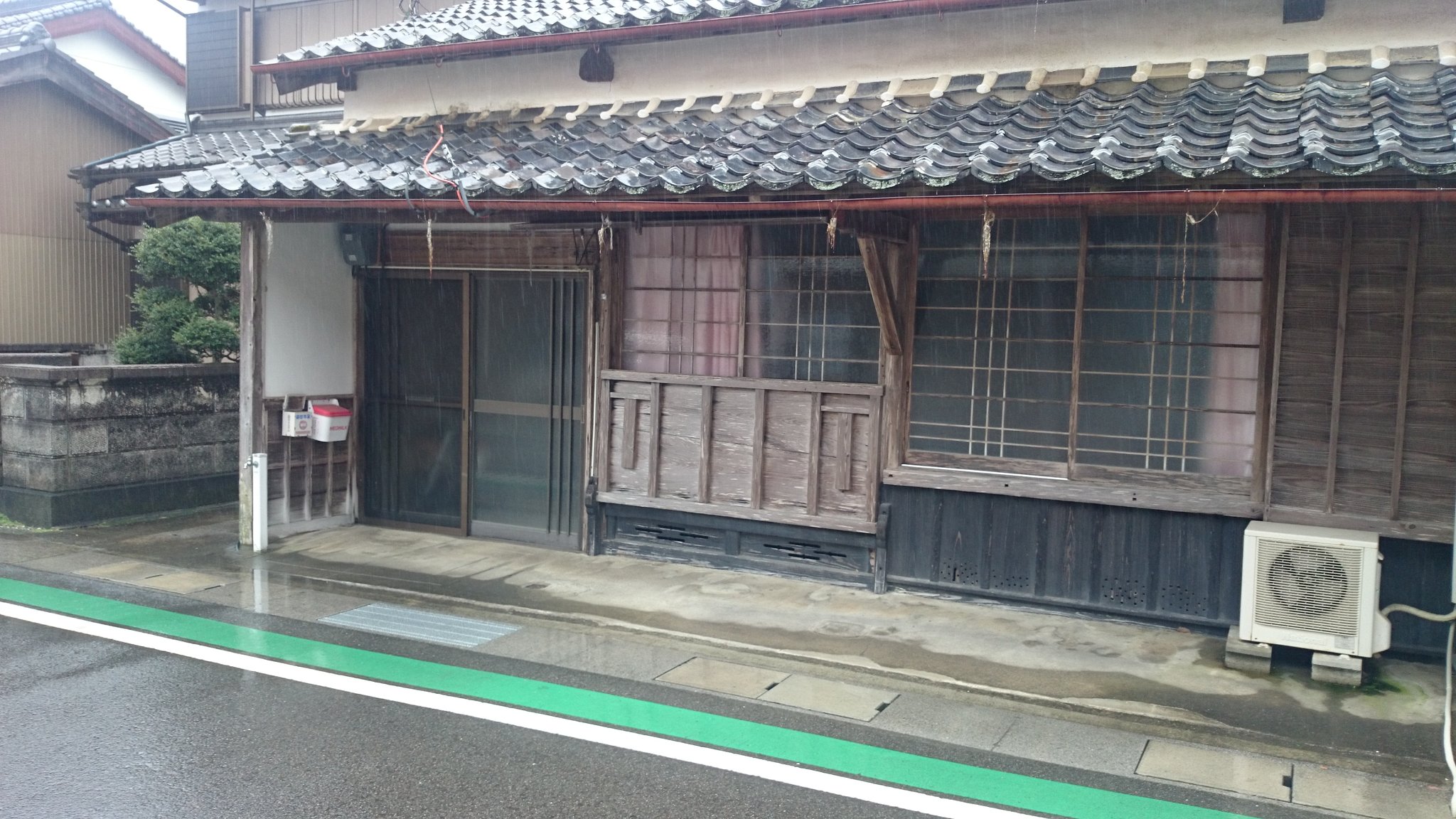 V林田 ぶっちょう造り 雨戸が上下に開いて 上がひさし 下が縁側になる T Co Mftzrnxbyy Twitter