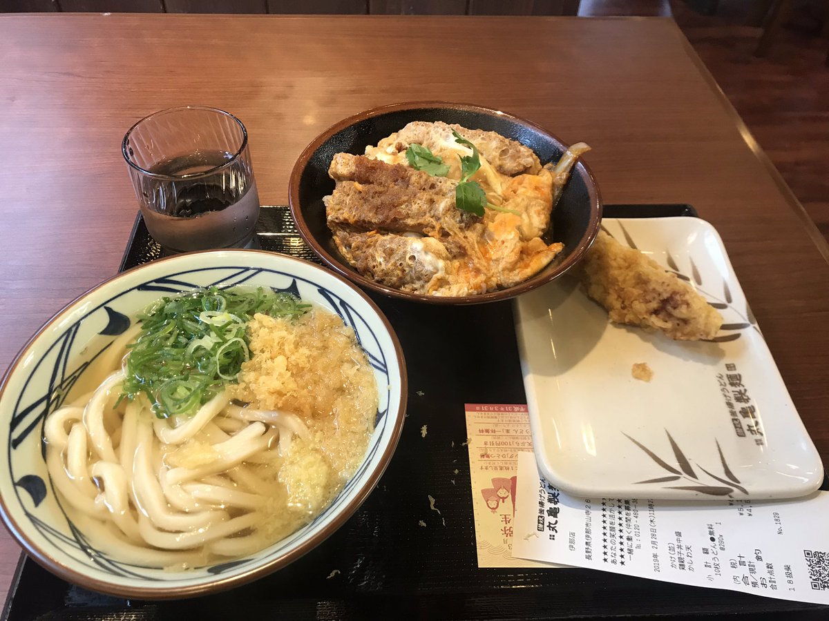 月末なので、集めたうどん札10枚でかけうどんをいただいてきました！今回はカツ丼にも初挑戦。丸亀製麺の丼は卵がトロトロで、うどん屋のサイドメニューにしておくには本当にもったいない…