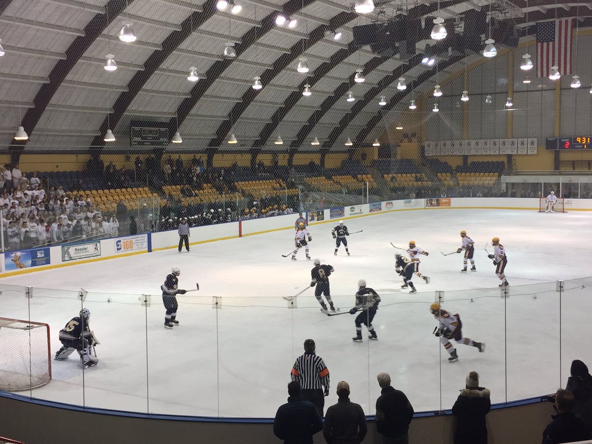 Hockey_Clan's tweet photo. Three goals in 4:02 to begin this one. Summit with a 2-1 lead! @HilltopPuck @RamseyHS_Hockey @BigNorthConBNC @VarsityAces #RAMvsSUM #NJHockey https://t.co/hZn5EHlygP