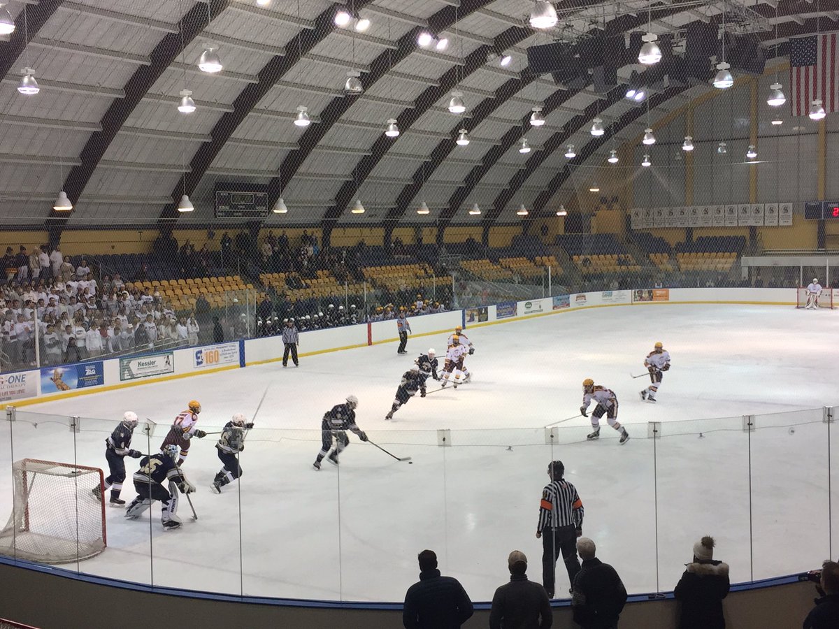 Hockey_Clan's tweet photo. Three goals in 4:02 to begin this one. Summit with a 2-1 lead! @HilltopPuck @RamseyHS_Hockey @BigNorthConBNC @VarsityAces #RAMvsSUM #NJHockey https://t.co/hZn5EHlygP