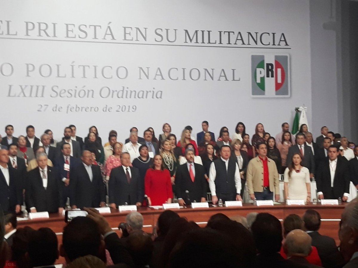 MISABELMACIAS's tweet photo. Al término del Consejo Nacional del PRI,  saludando a mis dirigentes nacionales Don @CarlosAceves_ y @gloriacsalinas a quien agradezco todas sus atenciones. https://t.co/HjkiqkQoXK