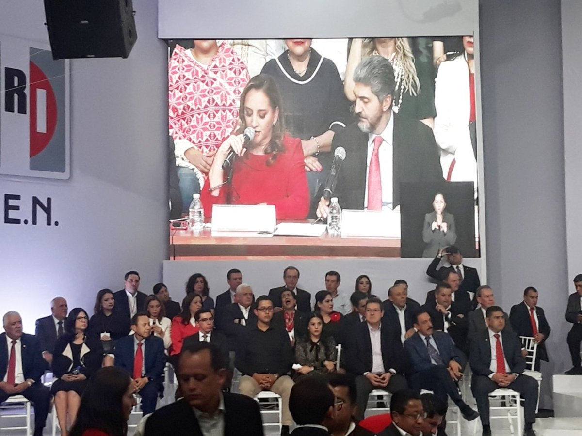 MISABELMACIAS's tweet photo. Al término del Consejo Nacional del PRI,  saludando a mis dirigentes nacionales Don @CarlosAceves_ y @gloriacsalinas a quien agradezco todas sus atenciones. https://t.co/HjkiqkQoXK