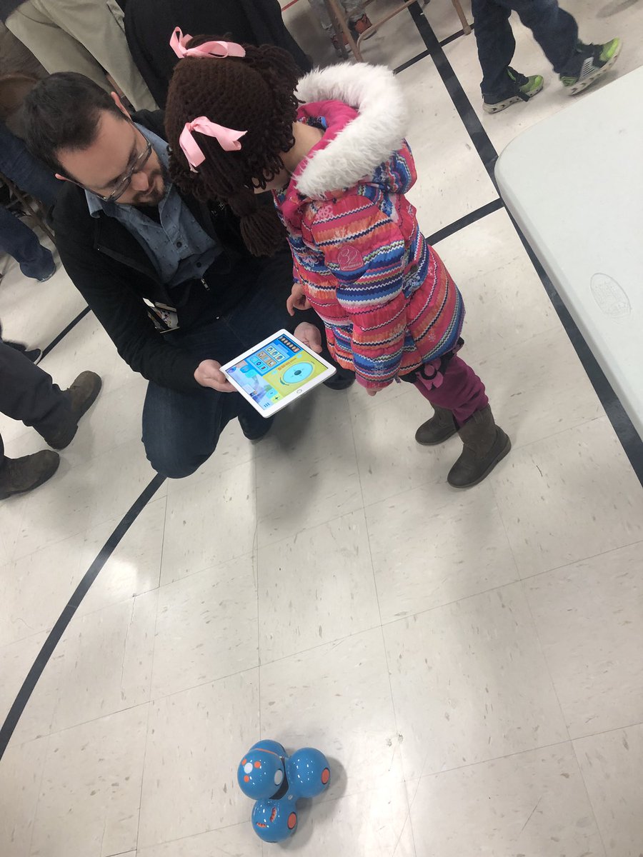 misstachulak's tweet photo. Stem night was a blast with Dot and Dash! #d123 #d123kol https://t.co/Ph1LdDOfo4