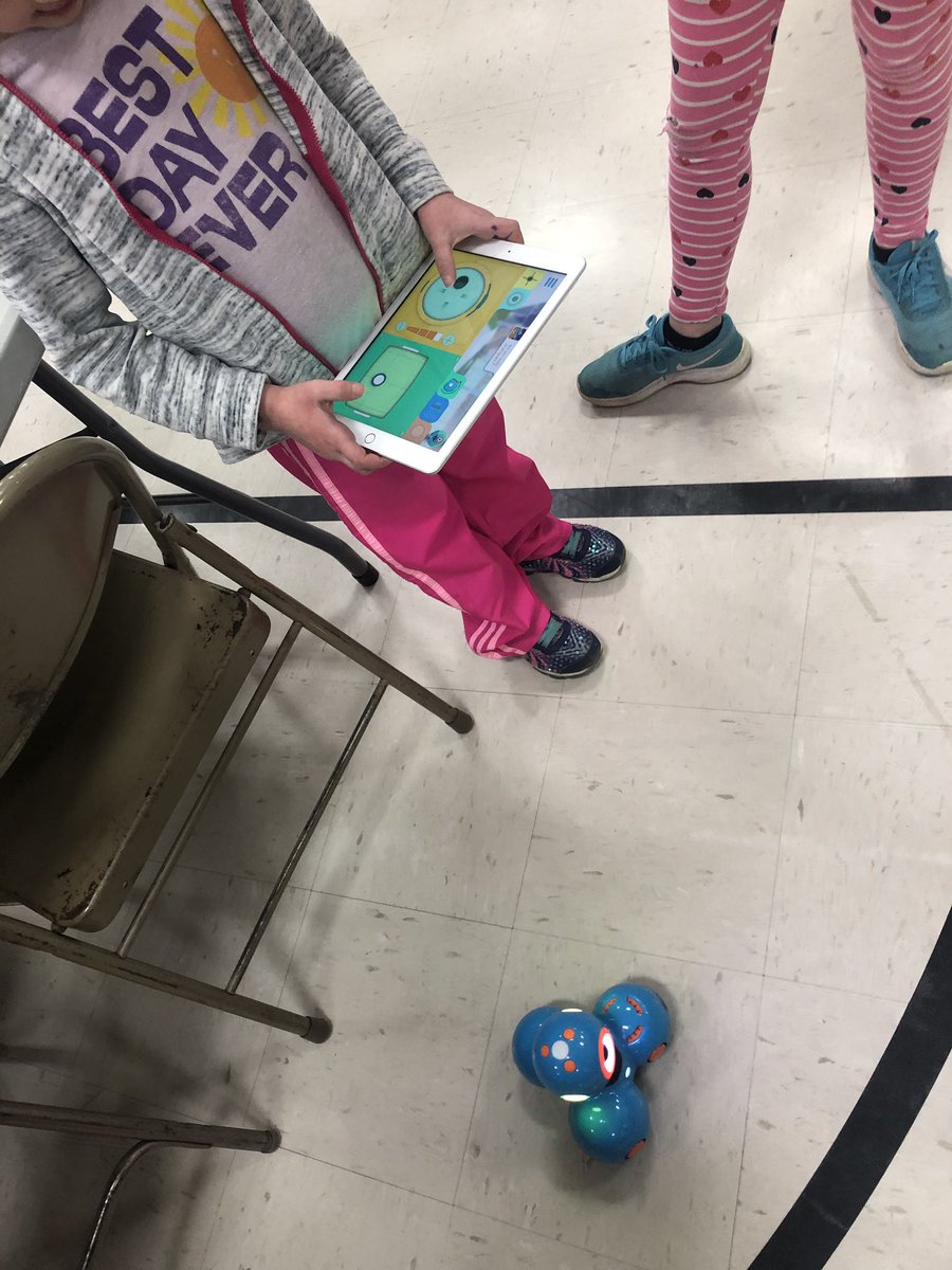 misstachulak's tweet photo. Stem night was a blast with Dot and Dash! #d123 #d123kol https://t.co/Ph1LdDOfo4