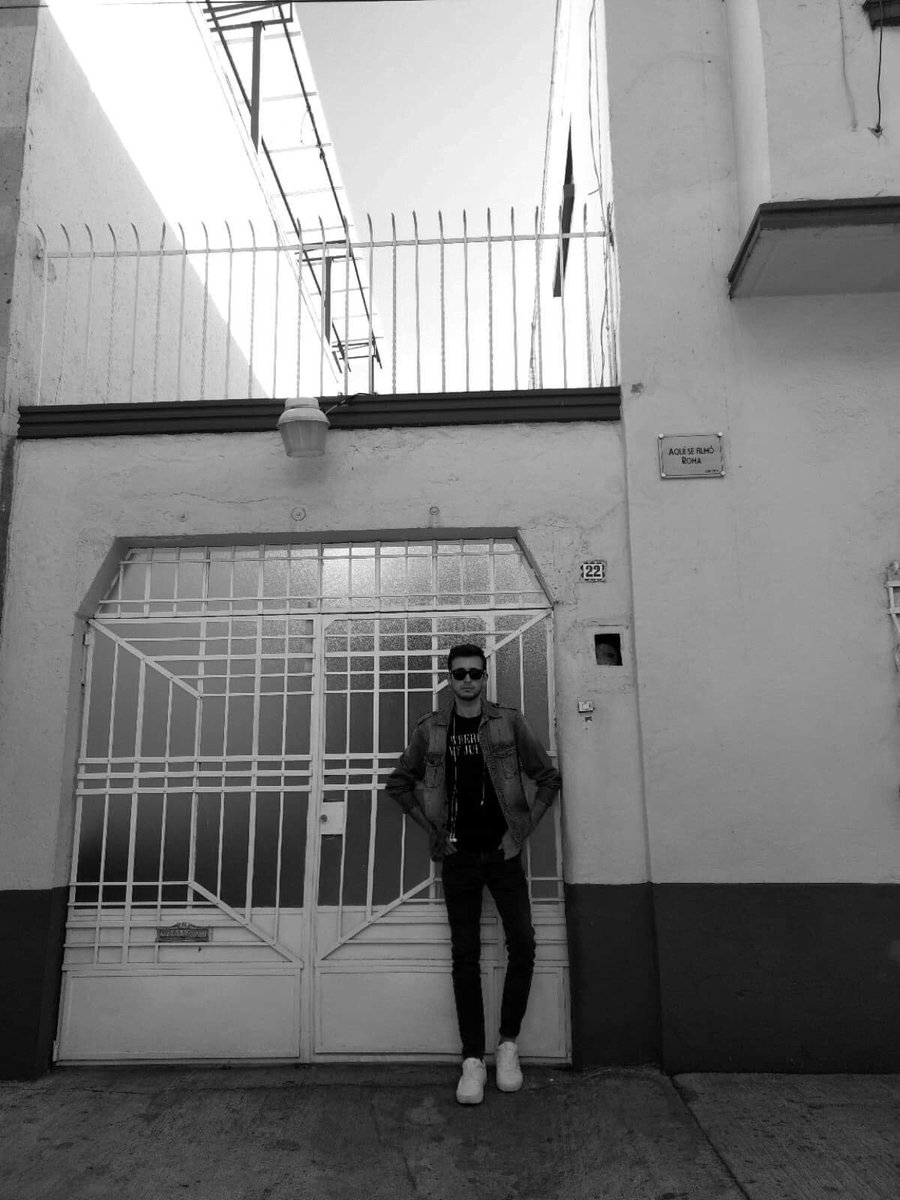mikefco_'s tweet photo. Ahora entiendo porque @MarDeTavira le dió en la madre a su coche en #romacuaron
#romafest https://t.co/EzujnD24Dn