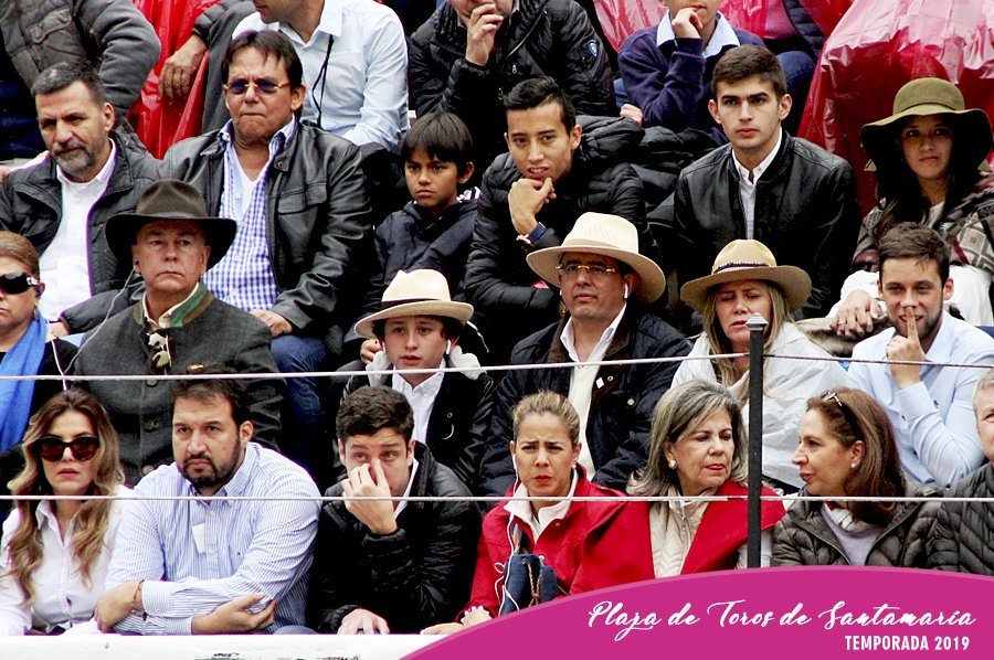 ¡Nuestra gente!
#CorridaGoyesca
Gracias a los miles de aficionados que asistieron a la temporada.
Fueron tres tardes inolvidables.
A ustedes se les debe que La Santamaría siga abierta para la tauromaquia.
¡Gracias!
+ Más imágenes en bit.ly/2RT6hfR