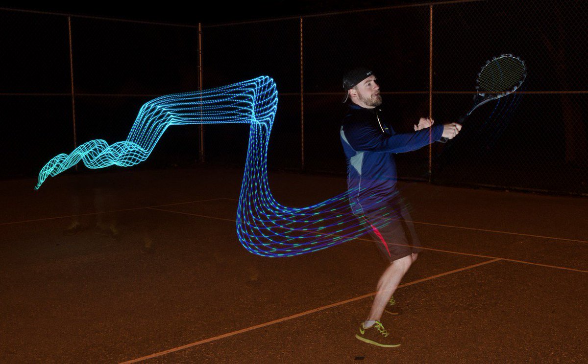 RevistaPICNIC's tweet photo. El proyecto #MotionExposure explora el movimiento de atletas y músicos, éste se captura utilizando lámparas de LED y una exposición fotográfica larga. https://t.co/zdWGRx4nox