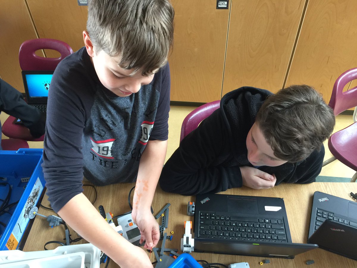 ritamillersd23's tweet image. 1 week to #Sumobot Competition! Building, adjusting, programming, testing. #sd23 #sumobot #robotics #legomindstorm #cleverkids #soexcited