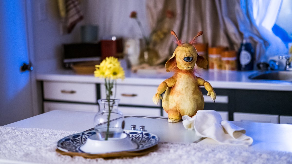 hatchfilm's tweet photo. Did you catch Eric at the gala screening? Eric was designed and operated by local puppeteer and designer Randi Edmundson who did an amazing job and brought Eric to life on #hatchfilm. 

Randi's website: https://t.co/0rTtMLFy1J

#Crazy8sFilms19 @Crazy8sFilm @aimerfilmsinc https://t.co/vVXEw7yMfe
