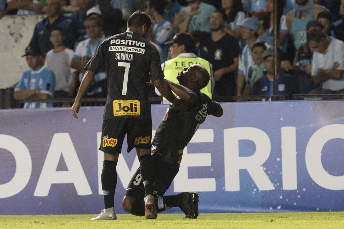 Corinthians's tweet photo. Gol do #Timão nessa noite foi marcado por ele, o artilheiro do amor, Vagner Love! 🖤

📸 Daniel Augusto/Agência Corinthians

#Gigante https://t.co/rKHfBf9z3w