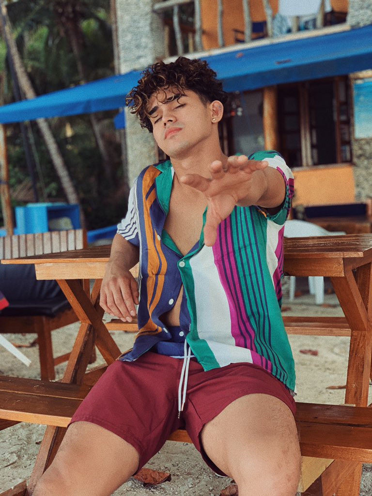 InigoDPascual's tweet photo. Yung ginigising ka sa umaga pero ayaw pa ng katawan at kaluluwa mo... 😂🌴🌊 https://t.co/gjDjVA53QK