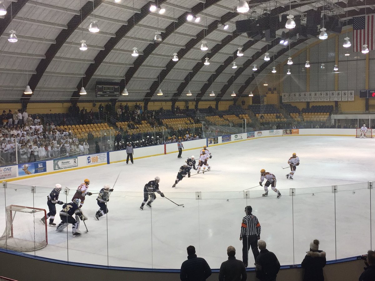 Hockey_Clan's tweet photo. Summit pouring it on. Hilltoppers score four times in the second period to establish a 7-1 lead vs Ramsey after two periods of play in the NJSIAA Public C Semifinals. @HilltopPuck are the defending state champions eying defense of their title #RAMvsSUM #NJHockey https://t.co/Vsqa4sQKxm