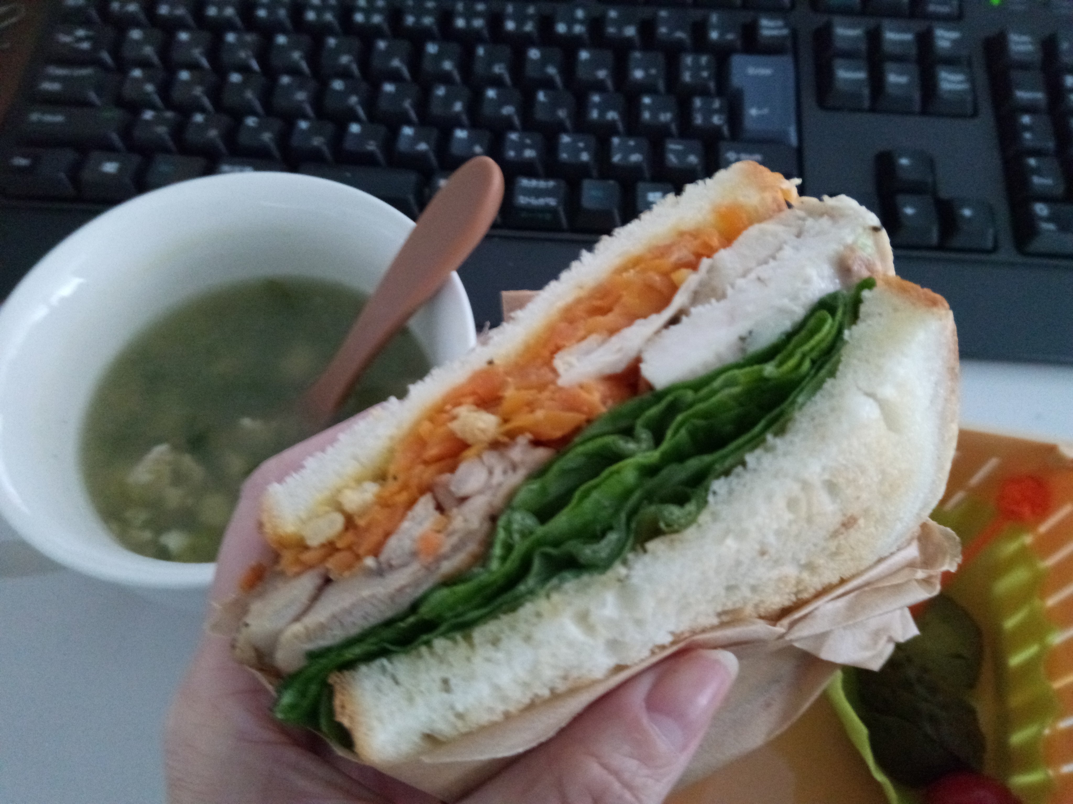 ユイガ No Twitter 今日の昼ご飯 サンドイッチ 照り焼きチキン サラダチキン レタス にんじんしりしり ロメインレタスと卵のスープ セブンの金の食パンでわんぱくサンド 付け合せはピクルス お弁当 お弁当記録 T Co Jhbzs9hjy0 Twitter