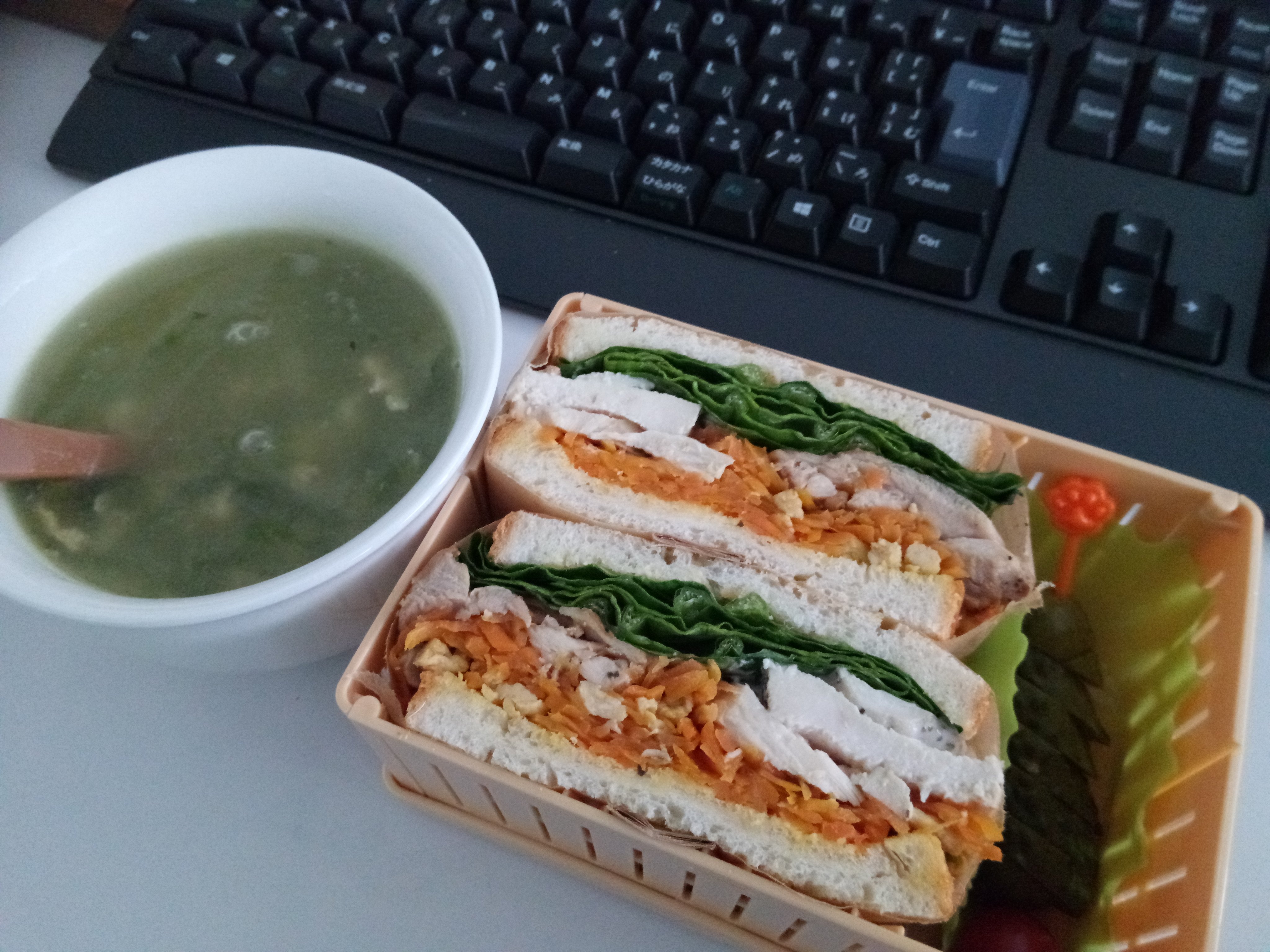 ユイガ No Twitter 今日の昼ご飯 サンドイッチ 照り焼きチキン サラダチキン レタス にんじんしりしり ロメインレタスと卵のスープ セブンの金の食パンでわんぱくサンド 付け合せはピクルス お弁当 お弁当記録 T Co Jhbzs9hjy0 Twitter