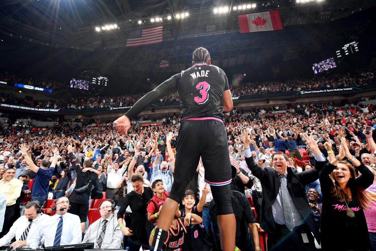 theScore's tweet image. What a moment for @DwyaneWade! 🙌 #OneLastDance