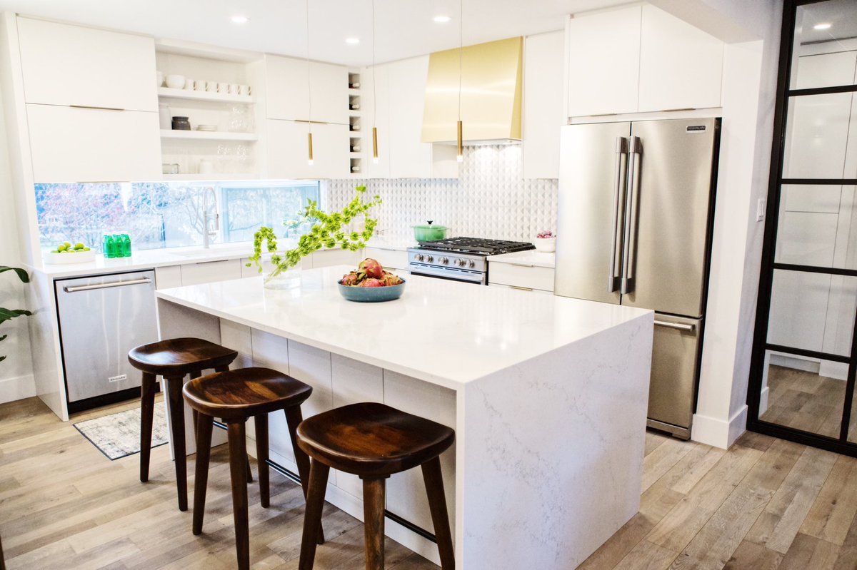 JonathanScott's tweet image. Loved renovating and designing this house to include unique features to fit a beautifully unique couple. Click the link to go #InsideTheDesign of tonight’s episode of #PropertyBrothers. bit.ly/2TmvZhz