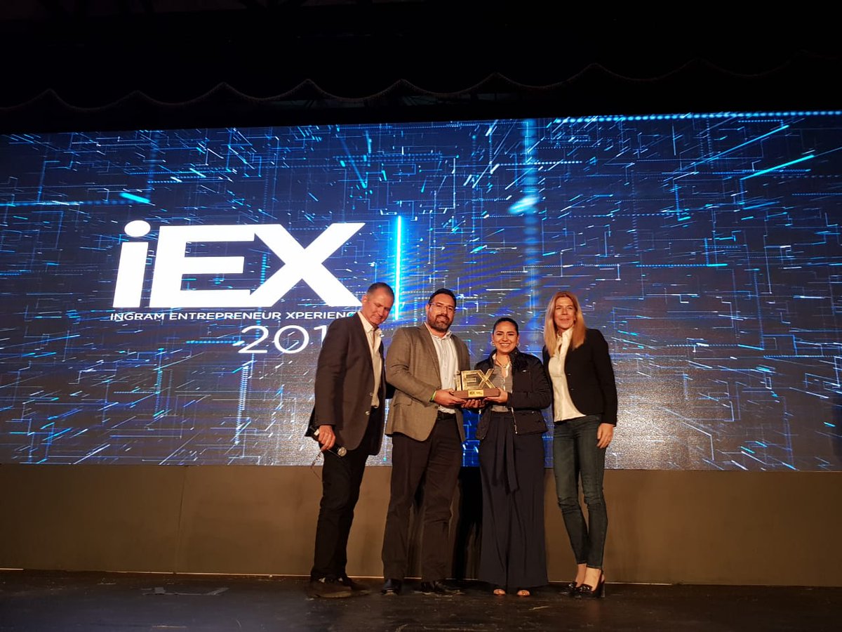 Boletin_Compu's tweet photo. Felicidades a los 15 finalistas de #IEX2019 | Luis Férez, VP &amp; CCE de @IngramMicroMx, y Renée Bergeron, Sr VP Cloud Global Channel, durante la premiación de Ingram Entrepreneur Xperience https://t.co/stQfufJ2wb