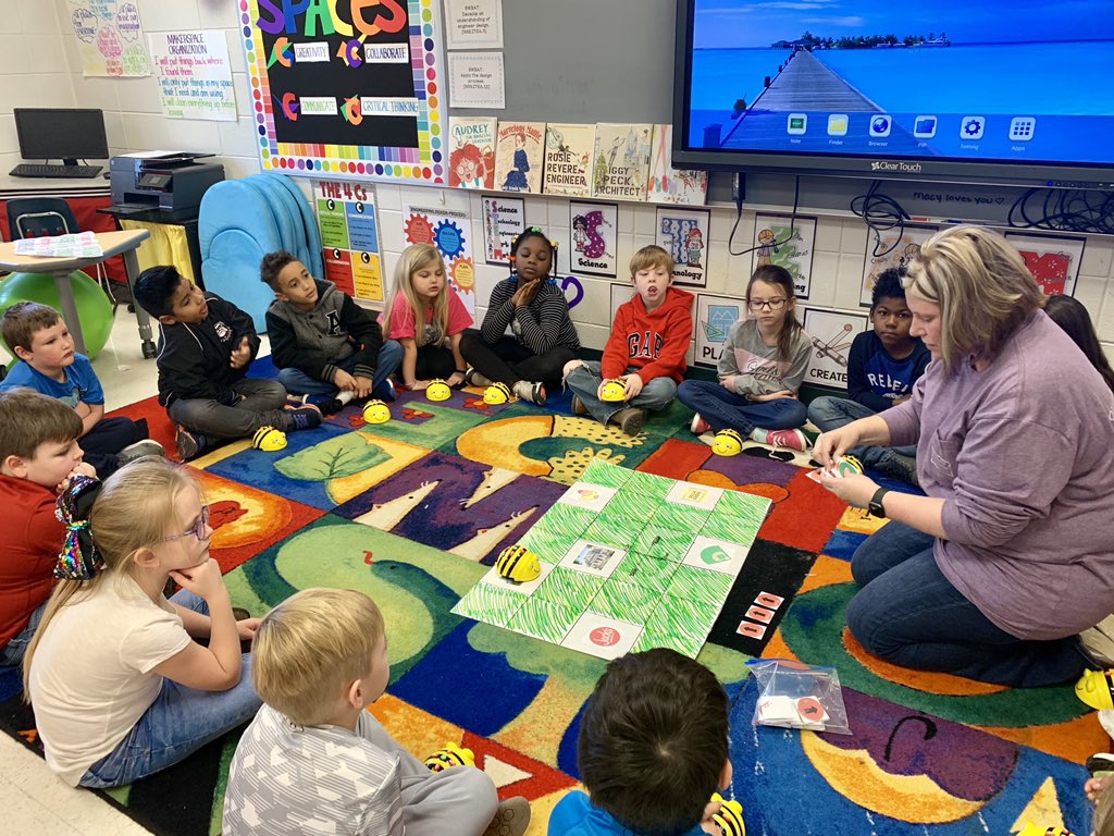 BrinnDoyle's tweet photo. 1st grade learned how to use Bee-Bots today. @Amber_Waites @MunfordElem https://t.co/6BWUwgZsie