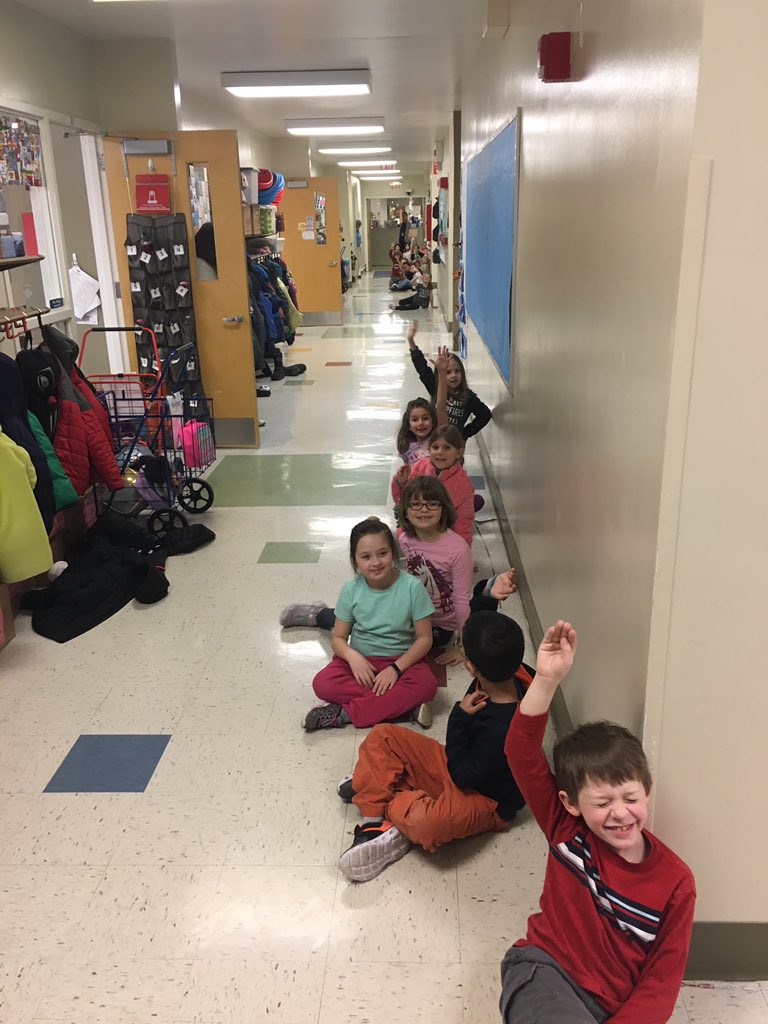 MrD132's tweet photo. Our second graders did an outstanding job today!  Team Dunbray linked 1000 paper clips together.  Afterwards, we went into the hallway to see how long our chain was! https://t.co/PthHX7GZ38