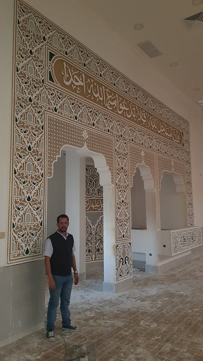 محراب المسجد حفر جبس بأيدي حفارين مغاربية شغل يدوي مع التلون التنفيد بالكويت