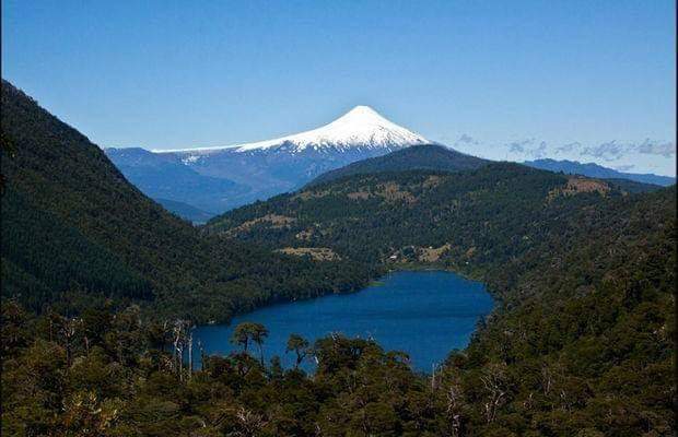 TurismoEnChile's tweet photo. 🌳 Parque Nacional Huerquehue. Localizado en la Cordillera de los Andes, de la Región de la Araucanía, cercano al Lago Caburga. Otra maravilla de CHILE🌳
#TurismoEnChile 🇨🇱 https://t.co/zVmYblZEl4