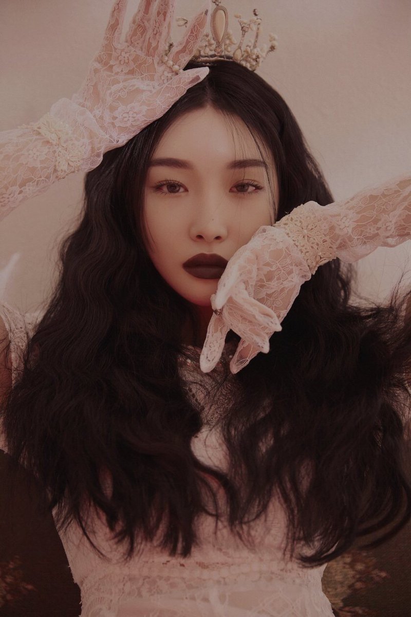 kpopics__'s tweet photo. kim chungha // solo ♡ https://t.co/Gwjn6XTDSp