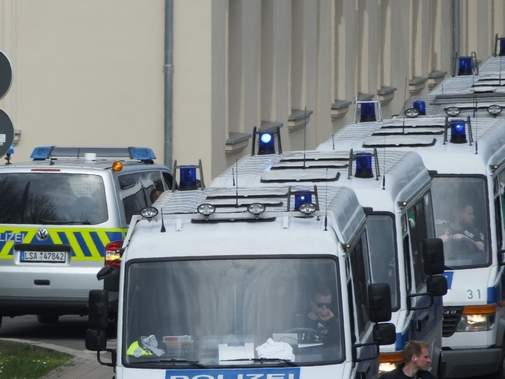 Volksstimme's tweet image. #Bombendrohung an Gymnasium in #Stendal. Polizei evakuierte das Gebäude und durchsucht aktuell die Räume mit Spürhunden.
volksstimme.de/lokal/stendal/…