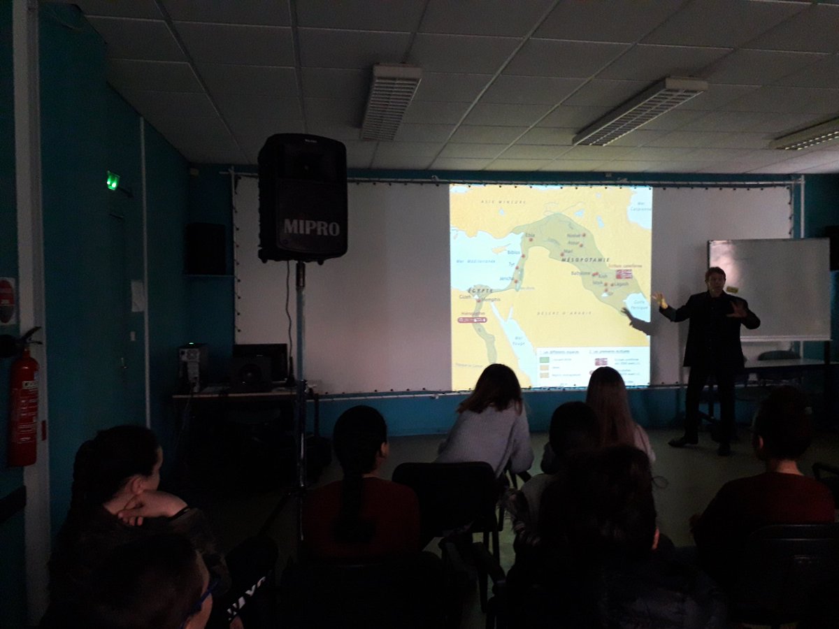 ClgPhilCannes's tweet photo. Troisième et dernier bain de légendes pour les 6e4 avec l'épopée de Gilgamesh contée par Yvan Hemmer, écho aux textes étudiés en français et au cours d'histoire, ainsi qu'à la visite du musée de la Castre. @DAAC_nice #EAC https://t.co/oMgKnTPiG9