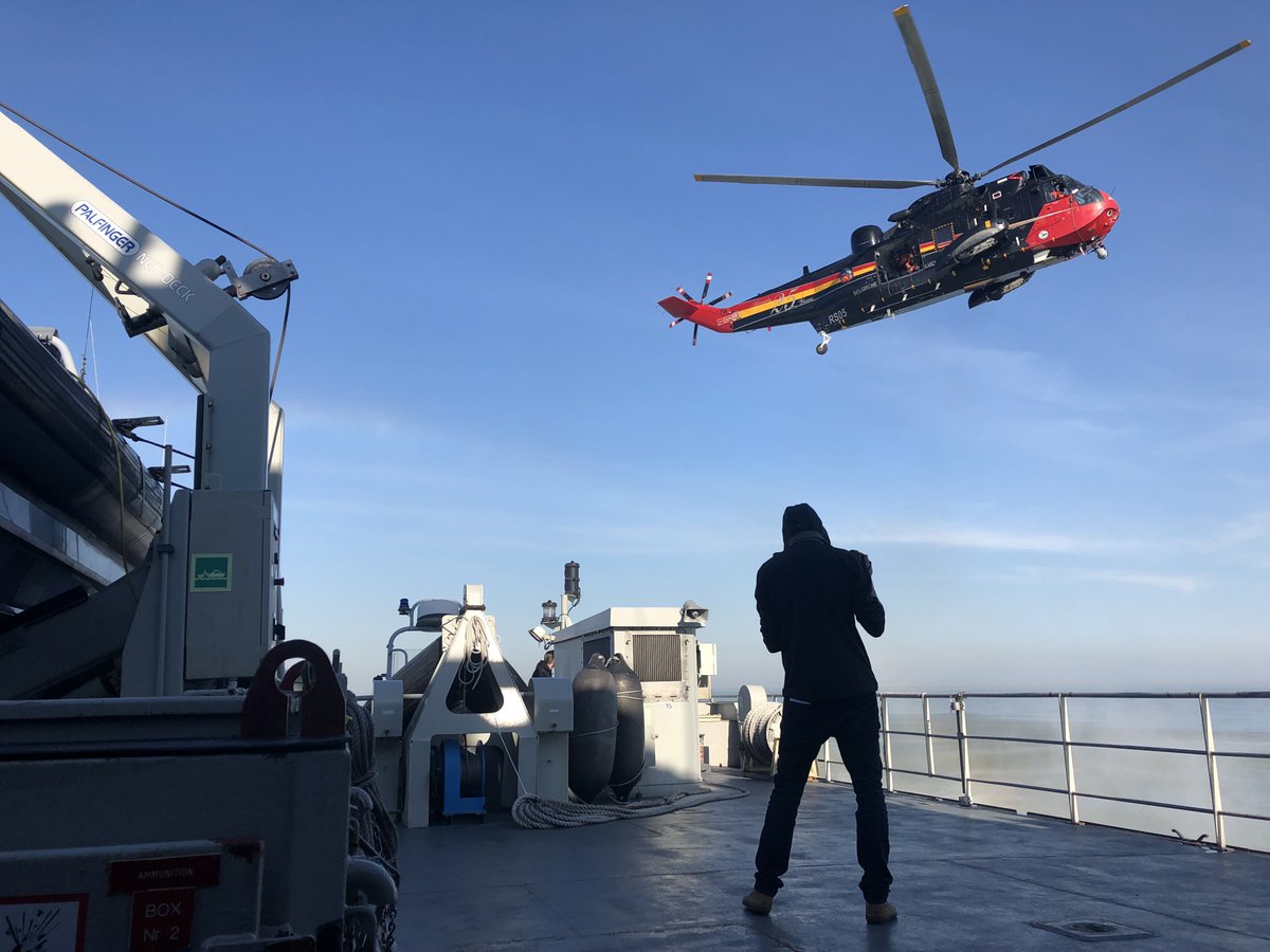 GDecockFoto's tweet photo. Die keer dat ik op een schip van de marine was en de Seaking ook toevallig passeerde. Oja, er werd ook gefilmd! @CaviarTV @jefboes @BoondoggleBE https://t.co/qx5b3JF00d