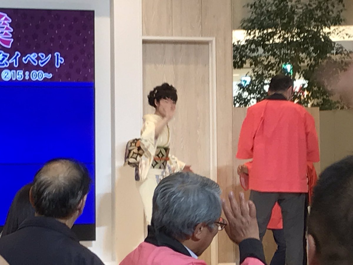 ゆみポン 突然の撮影タイムにカメラが間に合わず無念 周りの男性も 油断した と声が 15時の部は寒い雨で最後まで残る観客が少なく サービス 田川寿美さん ありがとうございます 田川寿美 恋はひといろ 練馬のファンクラブ会員男性が同じ着物の2l