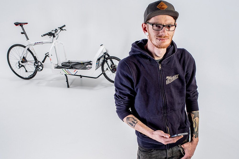 LiveCycleDe's tweet photo. In der Stadt radeln. Stadtradeln. 2474 km in 3 Wochen. Unser Kollege und  Cycle Artist Nemo macht damit deutlich, wie ernst wir unsere Vision  "Jeden Tag ein Auto weniger" nehmen. Mehr dazu hier: https://t.co/Yg9FqgfFmh #LiveCycle #jedentageinautoweniger https://t.co/kIg1MfddoH