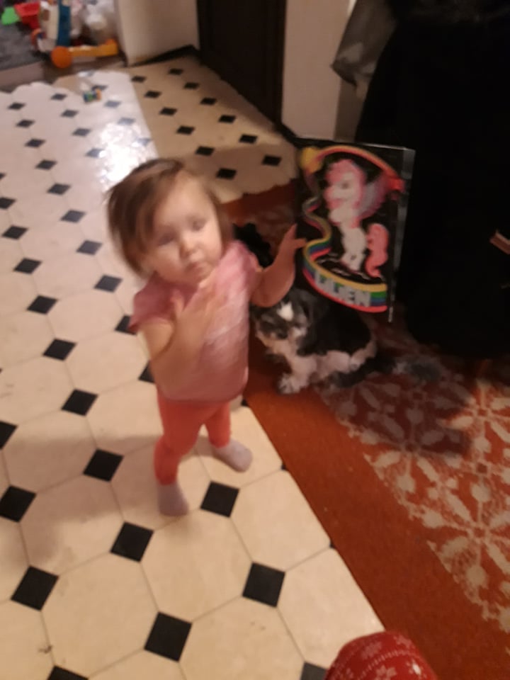 ChillAcrylic's tweet photo. A happy "costumer" 😊 My lovely niece with her unicorn painting #happy #cute #unicorn #painting #present @ChillAcrylic https://t.co/QkAvt41IaH