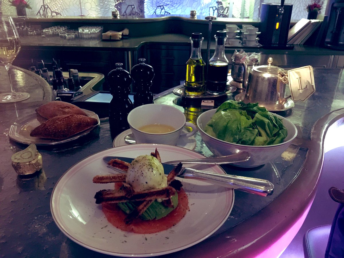 RyoukoKinky's tweet photo. パリの空気をお届けします🦋🥐🍷
ラデュレで普通にご飯食べれるって知らなかった🙊
フランス🇫🇷の接客は基本ひどいけど、たまに気持ちいい接客してくれる人がいるので癒される👩‍❤️‍💋‍👩👨‍❤️‍💋‍👨
 #Paris #あなたは何が大好きなのか #好き #raduree #etoile #凱旋門 #bluesky #エッフェル塔  #ラグジュアリー #変女 https://t.co/scs5tNB0fB