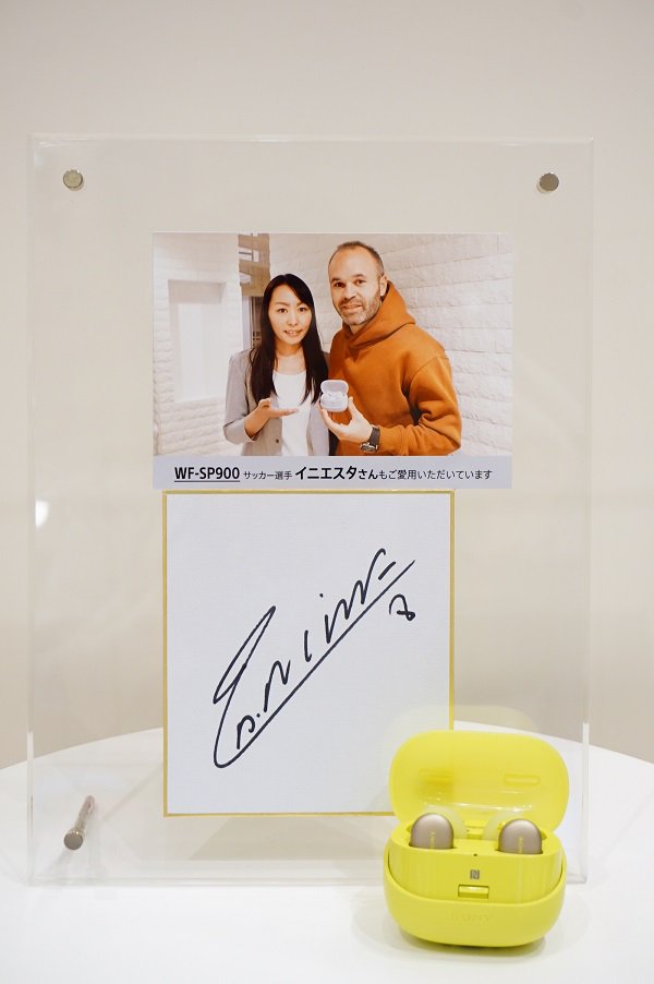 SonyStoreNagoya's tweet photo. 『選手ご愛用品』
Jリーグ開幕しましたね!
実は、ヴィッセル神戸所属のアンドレス・イニエスタ選手がWF-SP900をご愛用とのことです♪店頭にて直筆サインの展示と商品のご体験・ご購入もいただけます!是非ご来店お待ちいたしております☆
#sony #SP900 #完全ワイヤレス #イニエスタ選手 https://t.co/kFYsTwbZZY