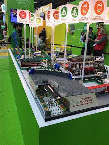 FaculteL's tweet photo. Aujourd'hui stand @Interfel ont visite la magnifique maquette Lego #generationfl #sia2019 #lesfruitsetlegumesfrais https://t.co/FCe3TGrDwl