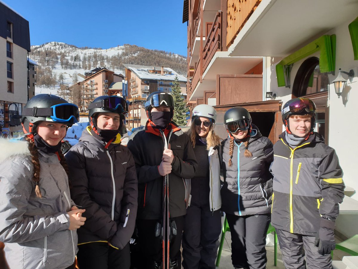 kw_snow's tweet photo. Good morning everyone from sunny Risoul! 👋🏻☀️❄️ Some pictures from yesterday’s action...ready for more today, Big Air Show tonight too - exciting! 👍🏻 #kingswayskitrip https://t.co/wzrEA0VYod
