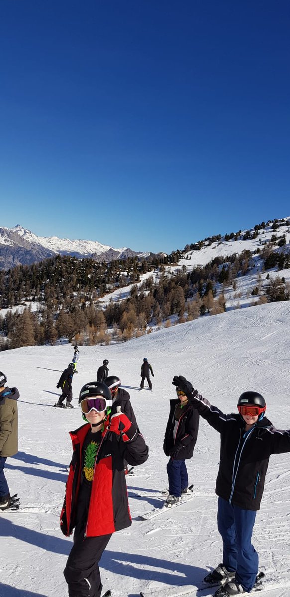 kw_snow's tweet photo. Good morning everyone from sunny Risoul! 👋🏻☀️❄️ Some pictures from yesterday’s action...ready for more today, Big Air Show tonight too - exciting! 👍🏻 #kingswayskitrip https://t.co/wzrEA0VYod