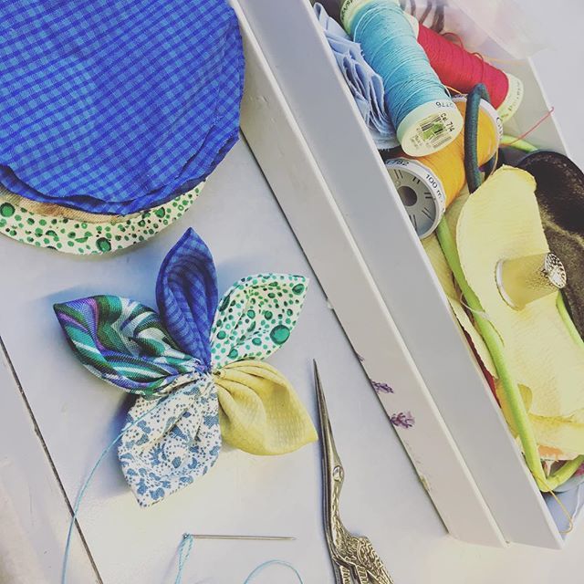 Becorations's tweet photo. Multi-tasking | First of the early bird blooms of the day - with a long day ahead, &amp; the 9-5 shifting to an evening finish for the next couple of days, am making the most of getting to sit still on a train for a few hours...
·
·
·
·
#becorations #wip #wo… https://t.co/bZRizgGfRn https://t.co/GDVa3N3AEd