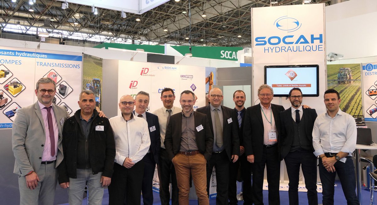 idsystemfluid's tweet photo. C'est notre dernier jour au @sima_paris !

On ne peut pas terminer cette semaine de salon sans une photo de groupe non ? 😃 

Nos équipes vous accueillent sur notre stand 4 H 058 dans la bonne humeur ! 

Venez nous faire part de vos projets en #filtration 👏

#SIMA #SIMA2019 https://t.co/27HswkNv5C