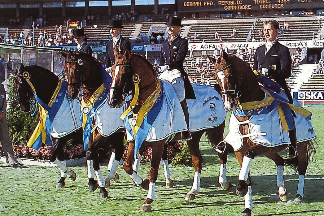 SvenskRidsport's tweet photo. Senast det reds VM-dressyr i Sverige var i Stockholm 1990. Nu kan det bli verklighet igen. Vi stöttar Falsterbos intresseanmälan om att arrangera VM i dressyr och paradressyr 2022: https://t.co/TqkLn5Wkju #VM #Falsterbo @FalsterboHShow @FEI_Global https://t.co/CoCwYRdGgZ